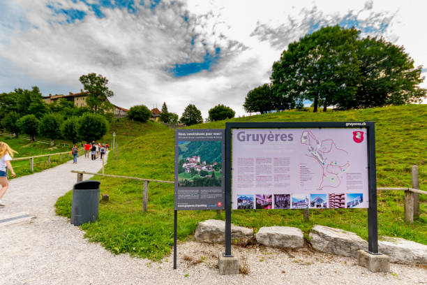 gruyeres, schweiz - gruyeres stock-fotos und bilder