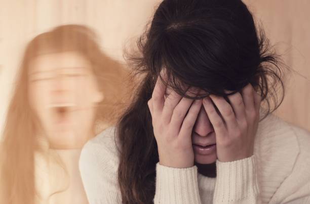 emocjonalny portret kobiety cierpiącej na zaburzenia psychiczne (schizofrenia lub dysocjacyjne zaburzenia tożsamości) - schizophrenia zdjęcia i obrazy z banku zdjęć