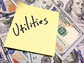 amerikanisches-geld-und-gelber-papierschein-mit-text-utilities.jpg?b=1&s=170x170&k=20&c=lchz-zem2qXA6AWNsWxc7JmVmsOnRKBKkDMMfGqBQNU=