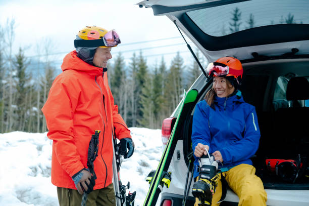 istock Couple getting ready for skiing from their car 1202326292