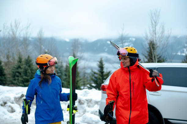 istock Couple getting ready for skiing from their car 1202326294
