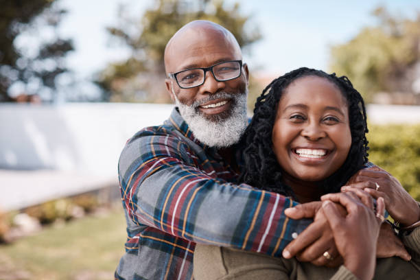 nuestro amor aún arde brillante - senior adult retirement couple happiness fotografías e imágenes de stock