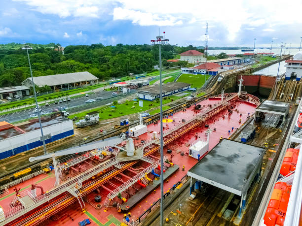 blick auf den panamakanal vom kreuzfahrtschiff - gatun stock-fotos und bilder