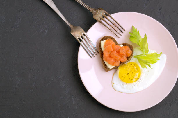 café da manhã romântico para o dia dos namorados. - eggs breakfast heart shape fried egg - fotografias e filmes do acervo