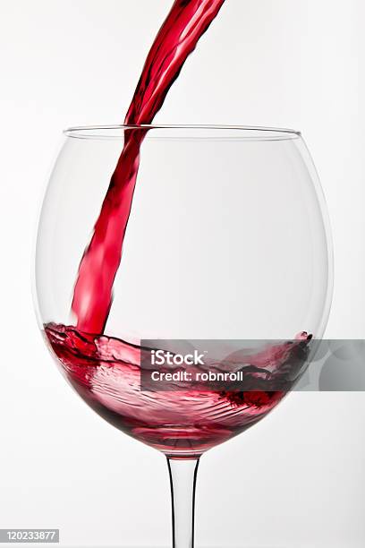 Rot Wein Gegossen In Ein Glas Stockfoto und mehr Bilder von Alkoholisches Getränk - Alkoholisches Getränk, Eingießen, Einzelner Gegenstand