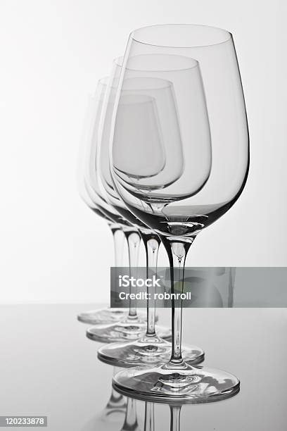 Reihe Von Vier Leere Gläser Wein Stockfoto und mehr Bilder von Biegung - Biegung, Essgeschirr, Farbbild