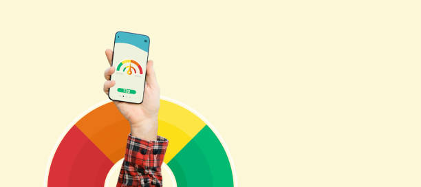 teléfono inteligente que muestra la puntuación de crédito en una pantalla - application software telephone social media smart phone fotografías e imágenes de stock