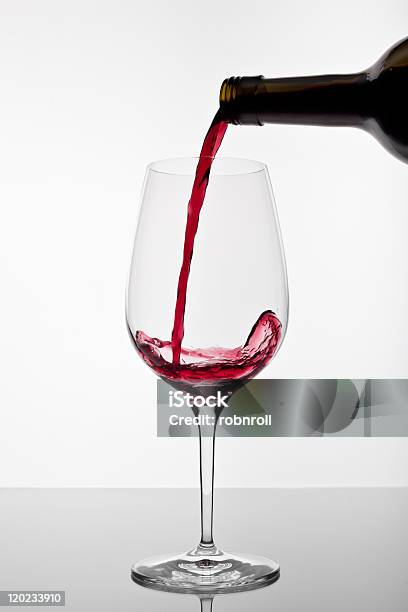 Rot Wein Gegossen In Ein Glas Stockfoto und mehr Bilder von Alkoholisches Getränk - Alkoholisches Getränk, Eingießen, Einzelner Gegenstand