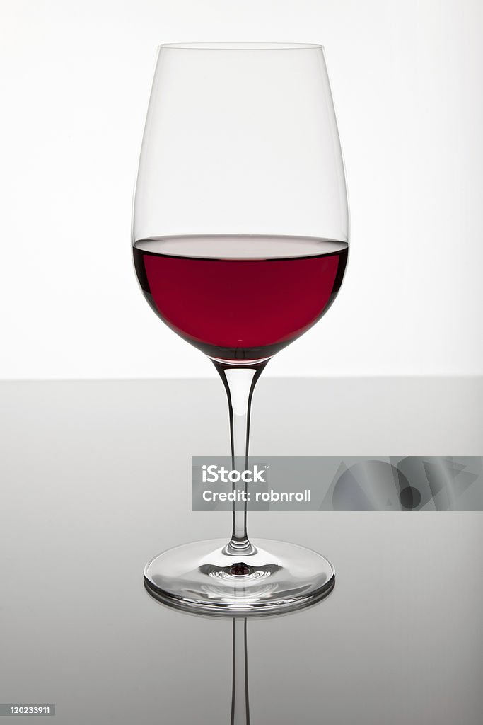 Glas Rotwein auf einem hellen Hintergrund - Lizenzfrei Alkoholisches Getränk Stock-Foto