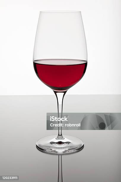 Glas Rotwein Auf Einem Hellen Hintergrund Stockfoto und mehr Bilder von Alkoholisches Getränk - Alkoholisches Getränk, Einzelner Gegenstand, Farbbild