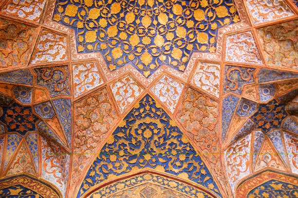 Tomb of Akbar the Great in Sikandra, India Ceiling decoration with arabesque pattern at the Tomb of Akbar the Great in Sikandra near Agra, Uttar Pradesh state mughal empire stock pictures, royalty-free photos & images