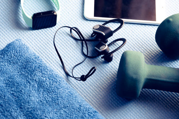 블루 요가 매트에 피트니스 장비 및 전자 제품 스톡 사진