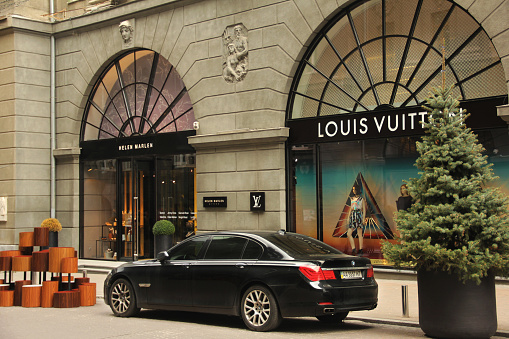 Bmw 7 Near The Louis Vuitton Clothing Store Stock Photo - Download Image  Now - Airbag, BMW, Blue - iStock