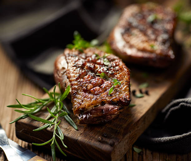 Pechuga de pato asada con la adición de hierbas aromáticas en una tabla de madera - foto de stock