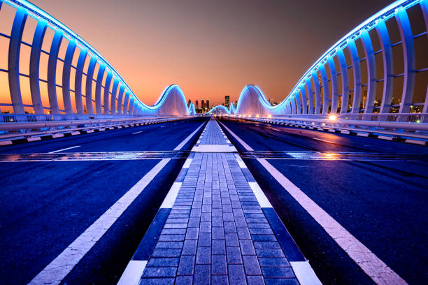 pont de meydan - dubaï - coucher du soleil - night cityscape dubai long exposure photos et images de collection