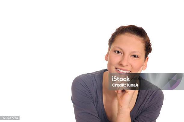 Junge Frau Lacht Stockfoto und mehr Bilder von Attraktive Frau - Attraktive Frau, Blick in die Kamera, Braunes Haar