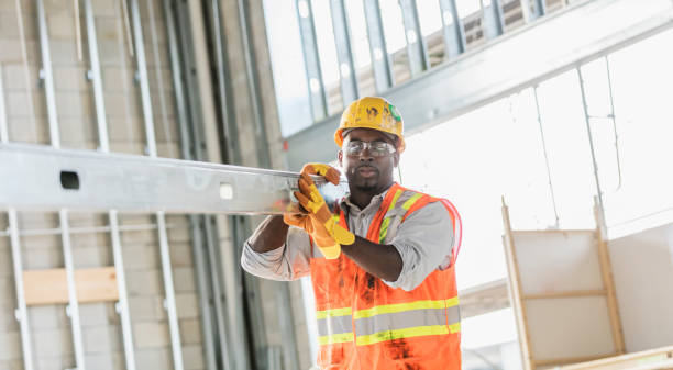 travailleur de construction afro-américain portant la poutre en métal - serious african ethnicity mid adult bright photos et images de collection