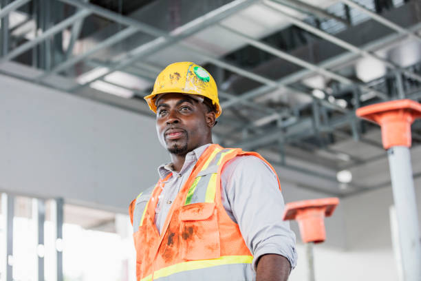 african-american construction worker - serious african ethnicity mid adult bright imagens e fotografias de stock