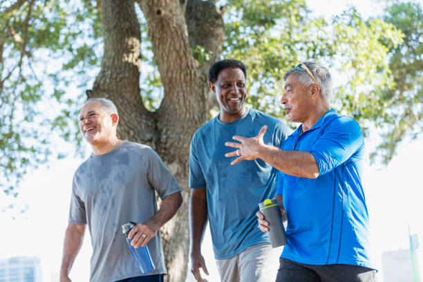 tre uomini multietnici che fanno jogging insieme, si prendono una pausa - uomo 50 anni foto e immagini stock