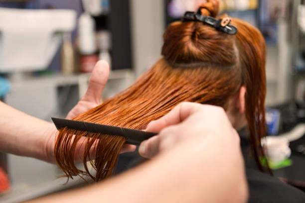 미용사 빗질 젖은 머리 의 a 빨강 머리 여자 - female hairdresser wet holding 뉴스 사진 이미지