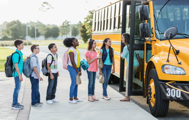 mittelschüler, lehrer beim einsteigen in einen bus - field trip stock-fotos und bilder