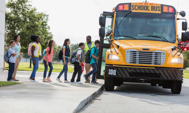 mittelschulklasse internatbus, junge mit down-syndrom - walk board stock-fotos und bilder