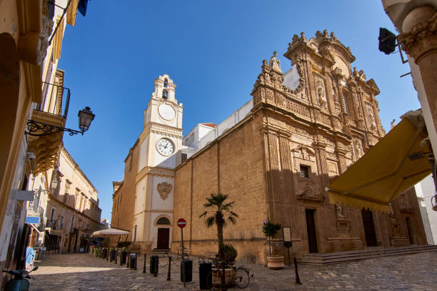 kathedrale sant'agata während eines hellen sonnigen tages in gallipoli, salento, apulien, italien - baroque style lecce italy puglia stock-fotos und bilder