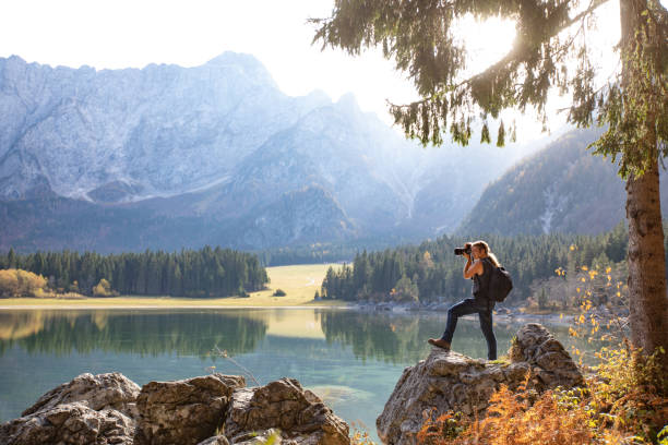 homem adulto fotografando bela paisagem nas montanhas - stock photo - kettle - fotografias e filmes do acervo