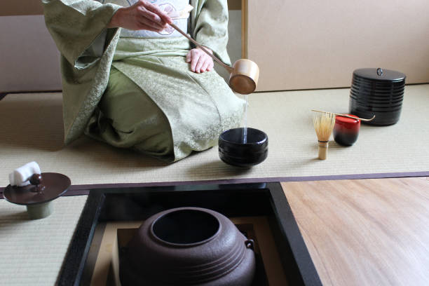 a sala de chá japonesa: uma mulher servindo chá matcha - tea ceremony - fotografias e filmes do acervo