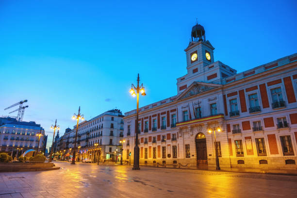 madrid spagna, skyline notturno della città a puerta del sol e torre dell'orologio di sun gate - puerto de sol foto e immagini stock