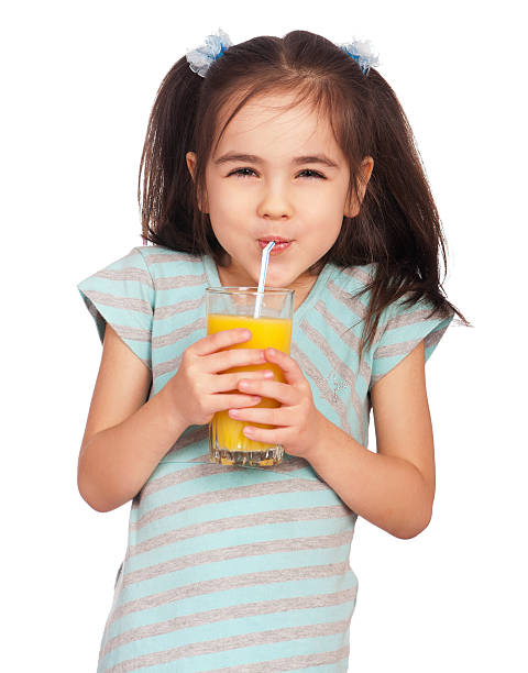 chica beber jugo - drinking straw drinking juice women fotografías e imágenes de stock