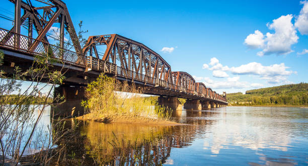 puente ferroviario sobre el río fraser en prince george columbia británica canadá - railway bridge fotografías e imágenes de stock