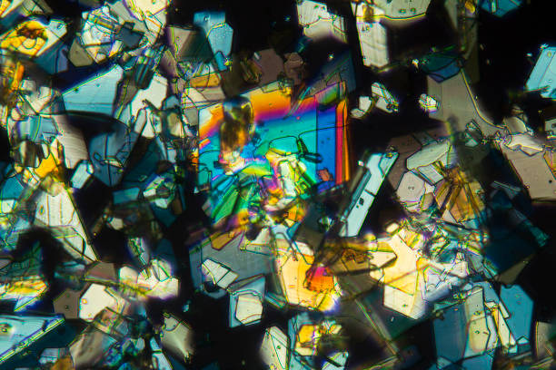 micrographie abstraite colorée de phénylalanine, un acide aminé. - scientific micrograph science bee abstract photos et images de collection