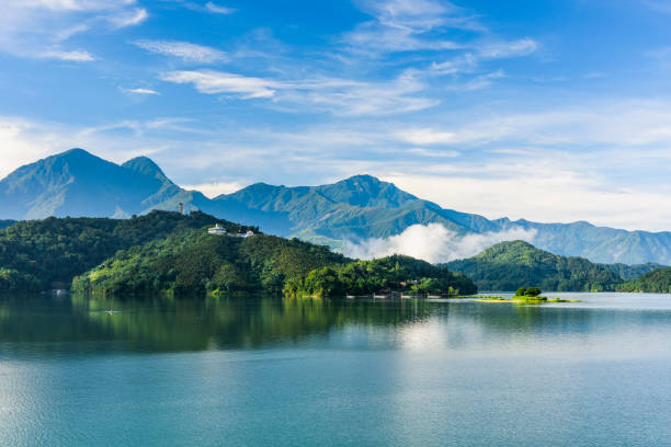 scena del lago della luna del sole a taiwan, asia. - wavelet foto e immagini stock