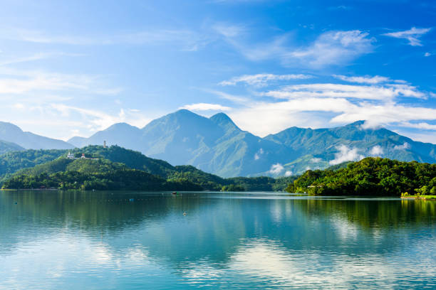 paisaje del lago sun moon, la famosa atracción en taiwán, asia. - sun moon lake fotografías e imágenes de stock