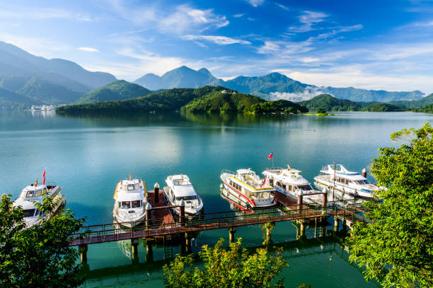 sceneria sun moon lake, słynnej atrakcji na tajwanie, azja. - wavelet zdjęcia i obrazy z banku zdjęć