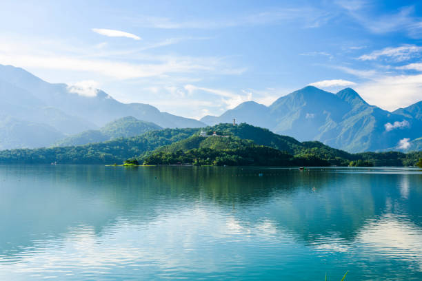 paisaje del lago sun moon, la famosa atracción en taiwán, asia. - sun moon lake fotografías e imágenes de stock