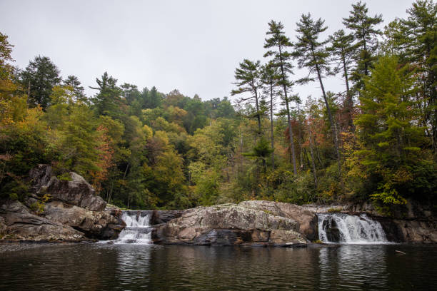 秋のリンビルの滝 - 上のカラフルな木と滝 - 日中 - 背景 - north carolina mountain river autumn ストックフォトと画像