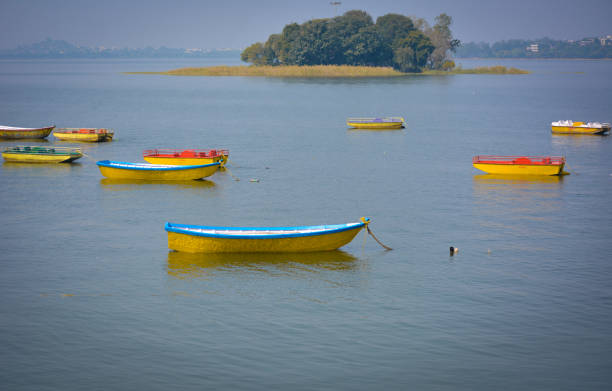 barcos no lago superior de bhopal, que também é conhecida como "cidade dos lagos". - bhopal - fotografias e filmes do acervo