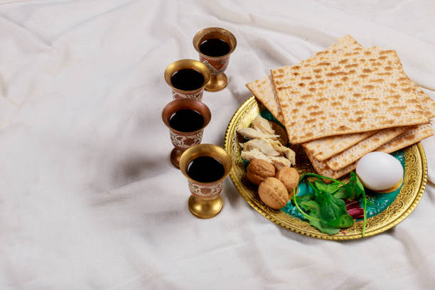 過越のマッツォユダヤ人の休日のパンマッツォとワイン4杯 - matzo judaism traditional culture food ストックフォトと画像