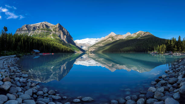 lago louise em rocky mountains, parque nacional banff, canadá. - lake louise national park landscape forest - fotografias e filmes do acervo