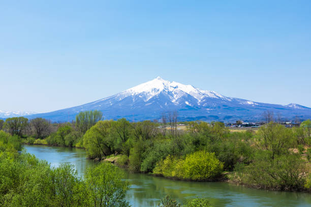 monte iwaki visto desde el bajo río iwaki3 - prefectura de aomori fotografías e imágenes de stock