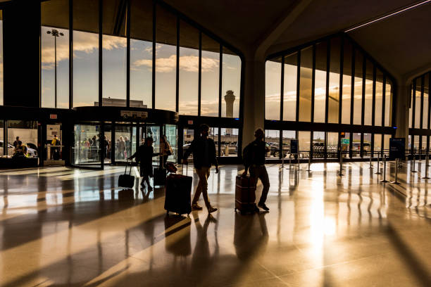 viaggio al tramonto del terminal dell'aeroporto - security staff security airport airport security foto e immagini stock