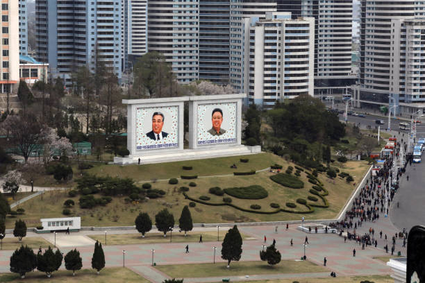 retratos de líderes norcoreanos. pyongyang, corea del norte. - kim jong il fotografías e imágenes de stock