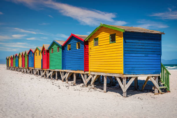 muizenberg 다채로운 해변 오두막 케이프 타운 남아프리카 공화국 - cape town beach hut multi colored 뉴스 사진 이미지