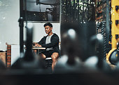 er-betreibt-dieses-fitnessstudio-ziemlich-gut.jpg?b=1&s=170x170&k=20&c=vccOISQfmbNG56OV4a9anUrTZeBV6TQgGxBwXP_F3B4=