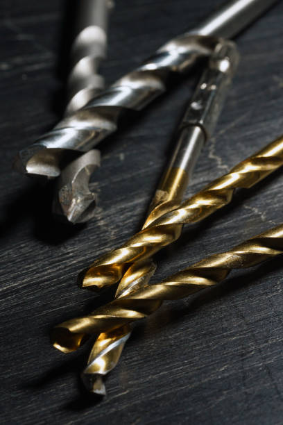 drill bits on wooden background - drill bit fotos imagens e fotografias de stock