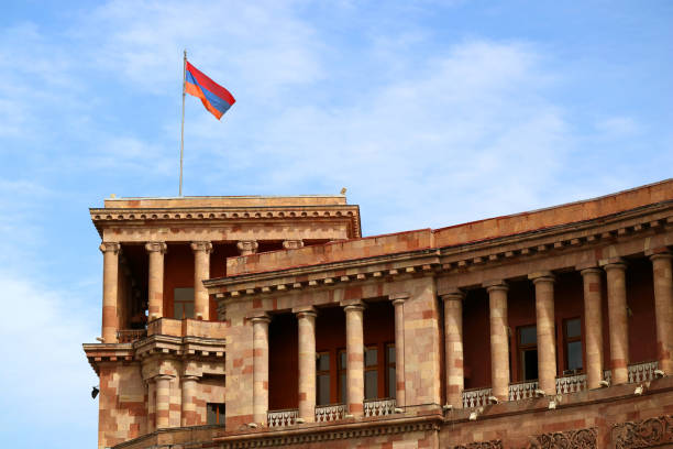 eski binada ermenistan ulusal bayrağı, cumhuriyet meydanı, erivan, ermenistan - ermeni bayrağı stok fotoğraflar ve resimler