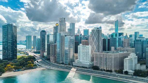 シカゴのスカイライン空中ドローンビュー、シカゴ市のダウンタウンの高層ビルとミシガン湖の街並み、イリノイ州、米国 - ウォーターフロント 写真 ストックフォトと画像