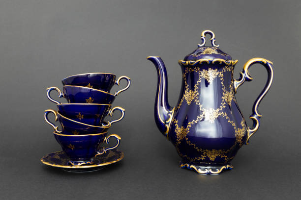 красивый кобальт синего цвета старинный фарфоровый чайный набор с золотым орнаментом - afternoon tea china antique cup стоковые фото и изображения